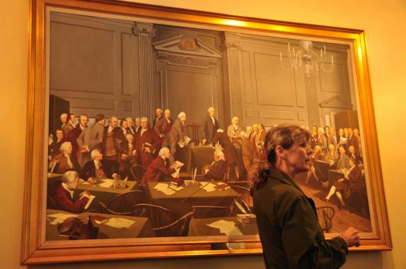 Nossa guia nos mostra quadro no Independence Hall, em Philadelphia, na Pennsylvania, nos Estados Unidos